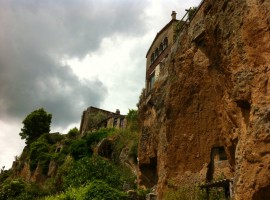 Una parte del borgo di Civita che sta crollando