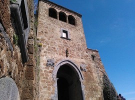 La porta di ingresso al borgo di Civita, Porta S. Maria