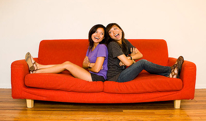 Due ragazze su un sofà