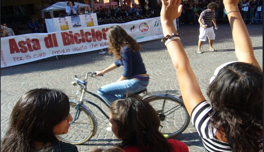 Una ragazza su una bicicletta a Bologna