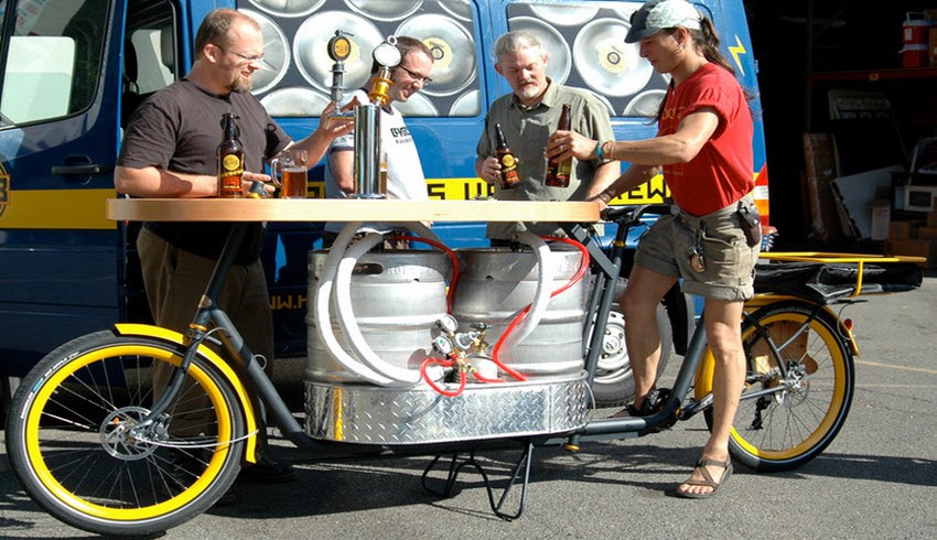 Una bici con tavolo da bar e distributore birra