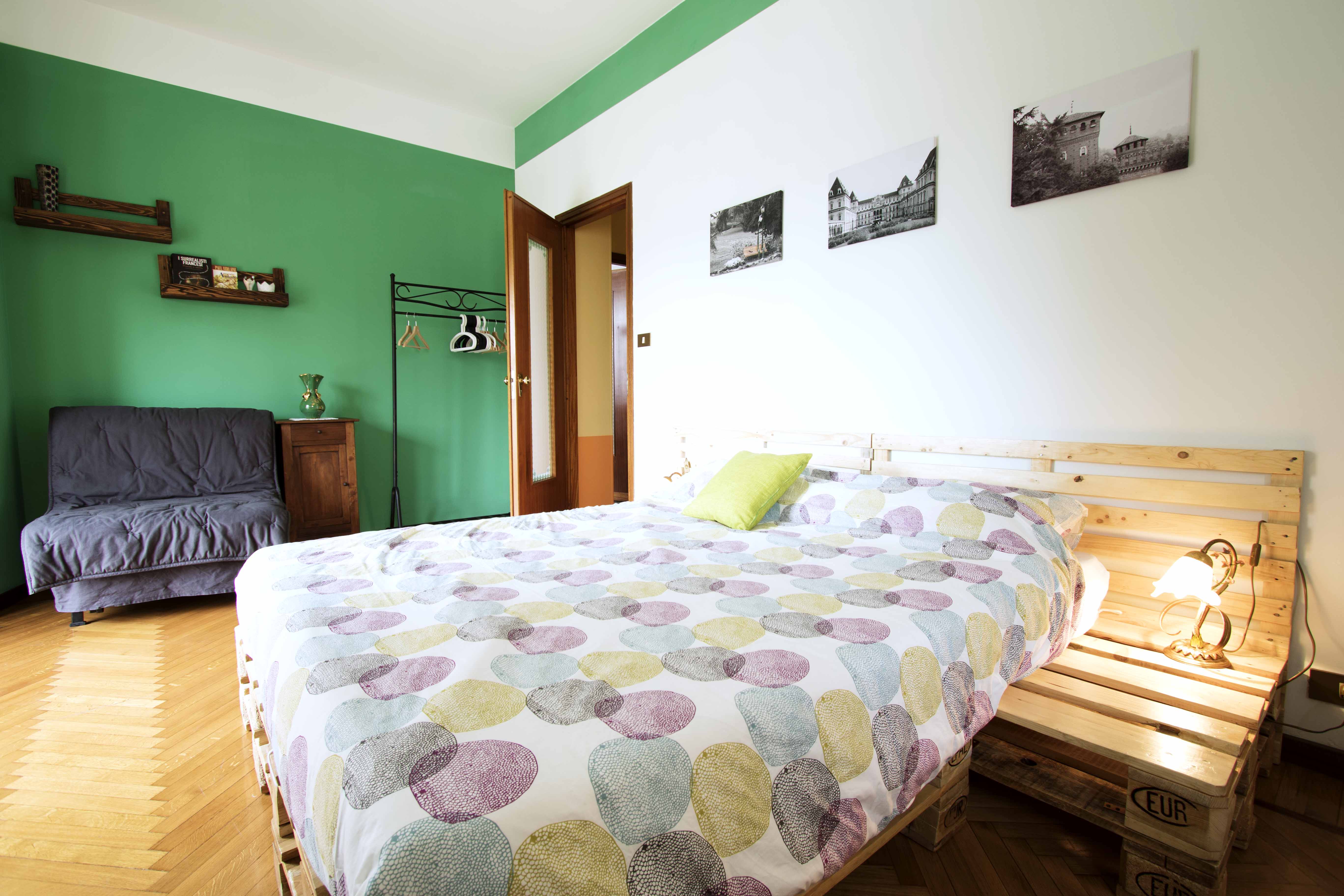 Dettaglio del comodino costruito con pallets, bed & breakfast ecosostenibile Ven Sì, Torino