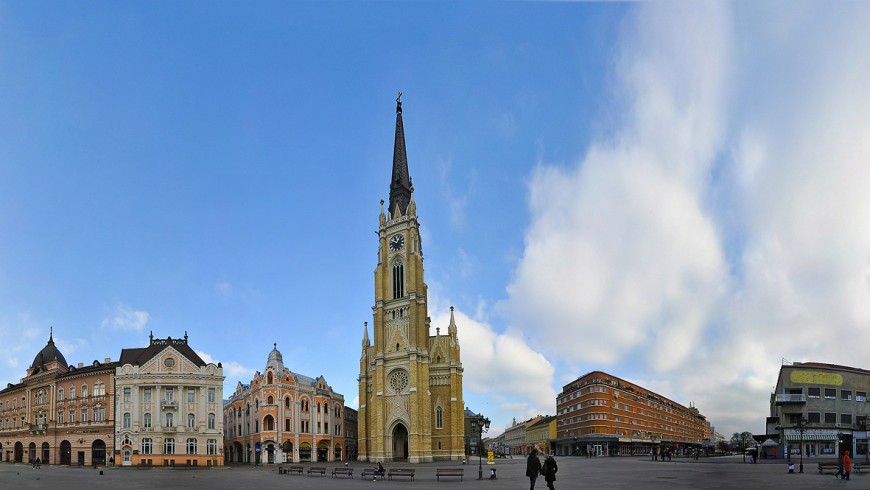 panoramica degli edifici che circondano la piazza: chiesa con campanile ed altre eleganti facciate
