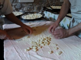 I volontari preparano gli gnocchi all'Ecovillaggio Torri Speriore