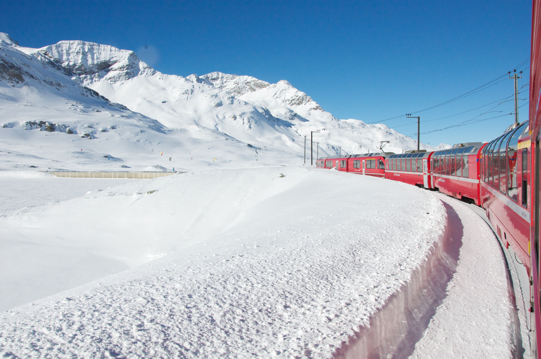 Il trenino rosso del Bernina è uno dei viaggi in treno da fare almeno una volta nella vita
