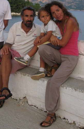 Marta e Luca, i proprietari dell'agriturismo Lakazeza in Grecia, con il piccolo Alessandro