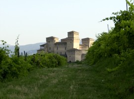 Castello di Torrechiara, percorso tra le viti attorno al castello