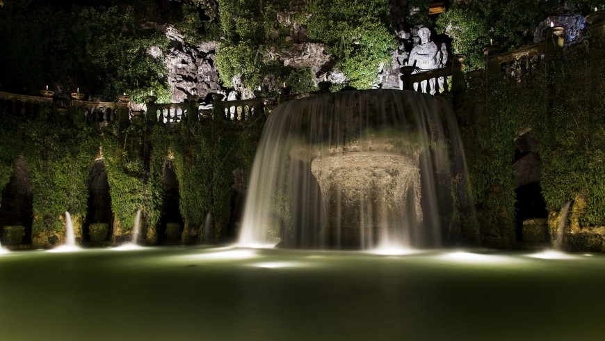 I meravigliosi giardini di Villa d'Este di sera