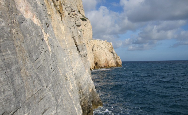 pareti di roccia a picco sul mare