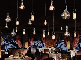 ristorante illuminato con le lampade LED retro