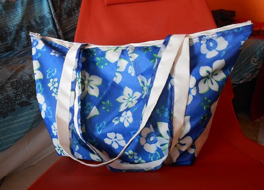 Vecchio ombrello trasformato in un borsone per la spiaggia: borsa Sundek