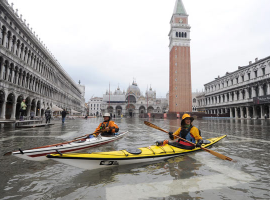 Canoe in piazza San Marco durante l'alta marea a Venezia