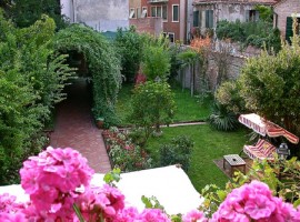 Un giardino fiorito a Venezia