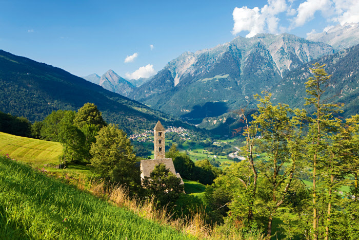 Foliage in Svizzera: San Carlo di Negrentino visto dalla Valle di Blenio in Canton Ticino