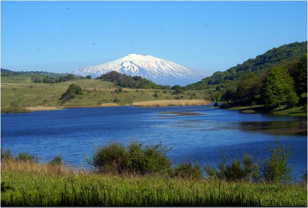 Lago Biviere e vulcano Etna