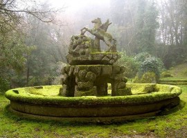 fontana in pietra nel giardino di Bomarzo, Viterbo