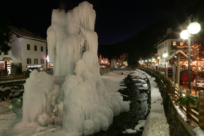 Scultura di ghiaccio nel centro storico di Moena, Trentino, di notte
