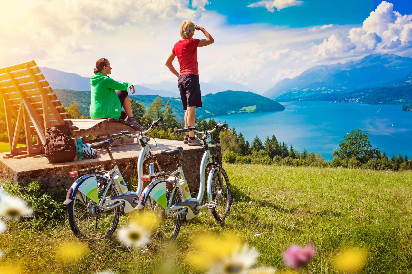 I vantaggi delle bici elettriche: turisti in e-bike