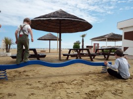 Rimini spiaggia fuori stagione, con giochi per bambini e caffé