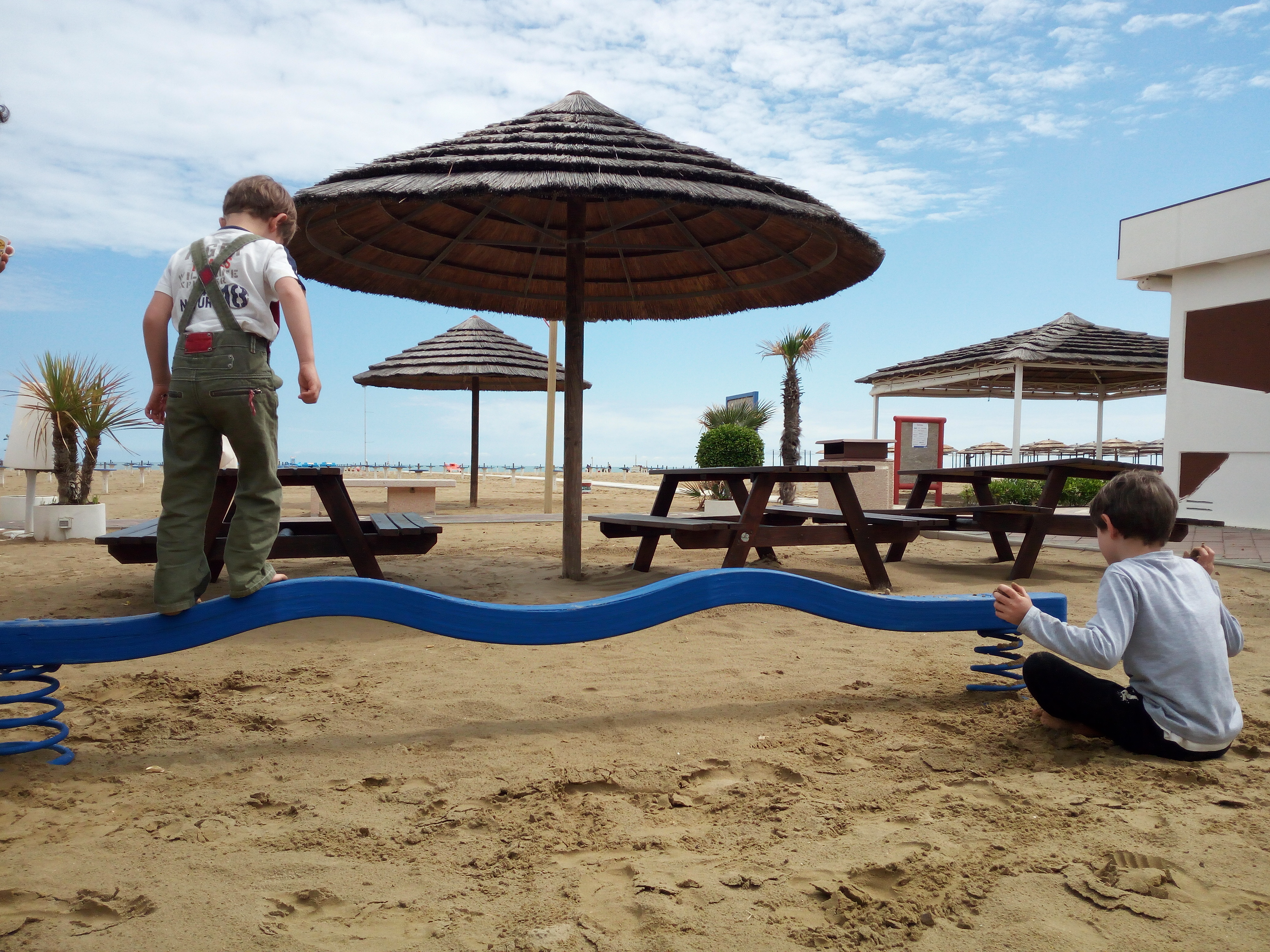Rimini spiaggia fuori stagione, con giochi per bambini e caffé