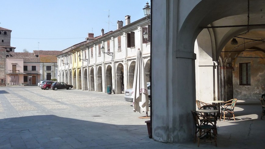Roccabianca, vista della piazza dell'antico borgo della Bassa Parmense