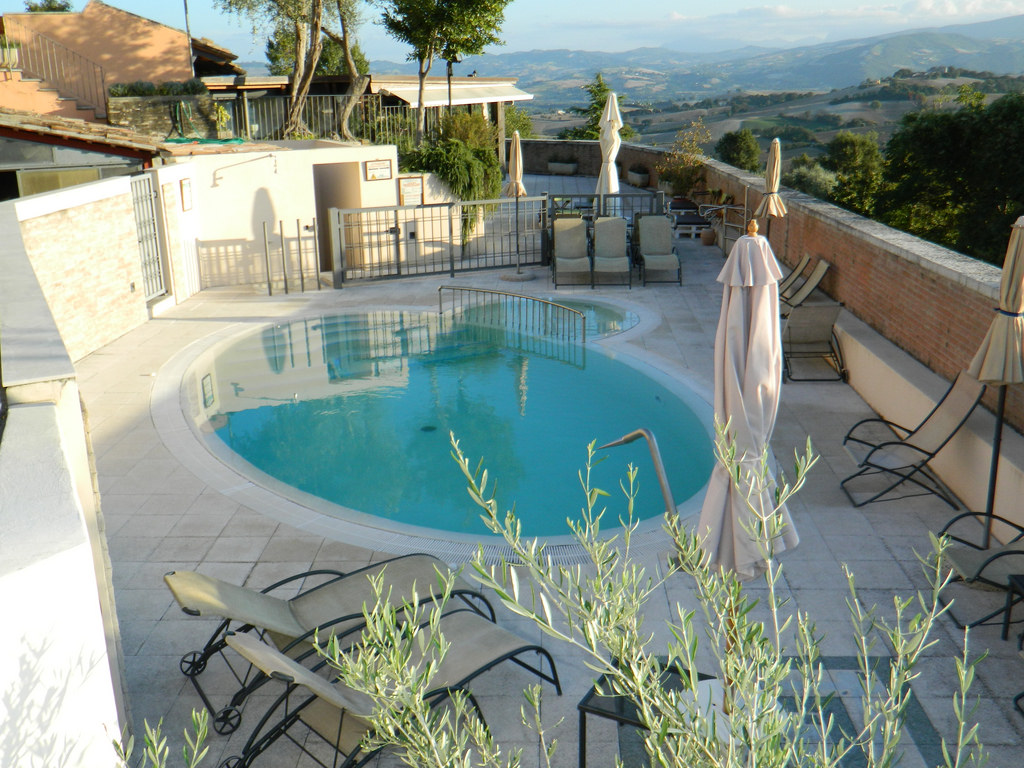 Casa Oliva, antico borgo nelle Marche trasformato in albergo diffuso, piscina
