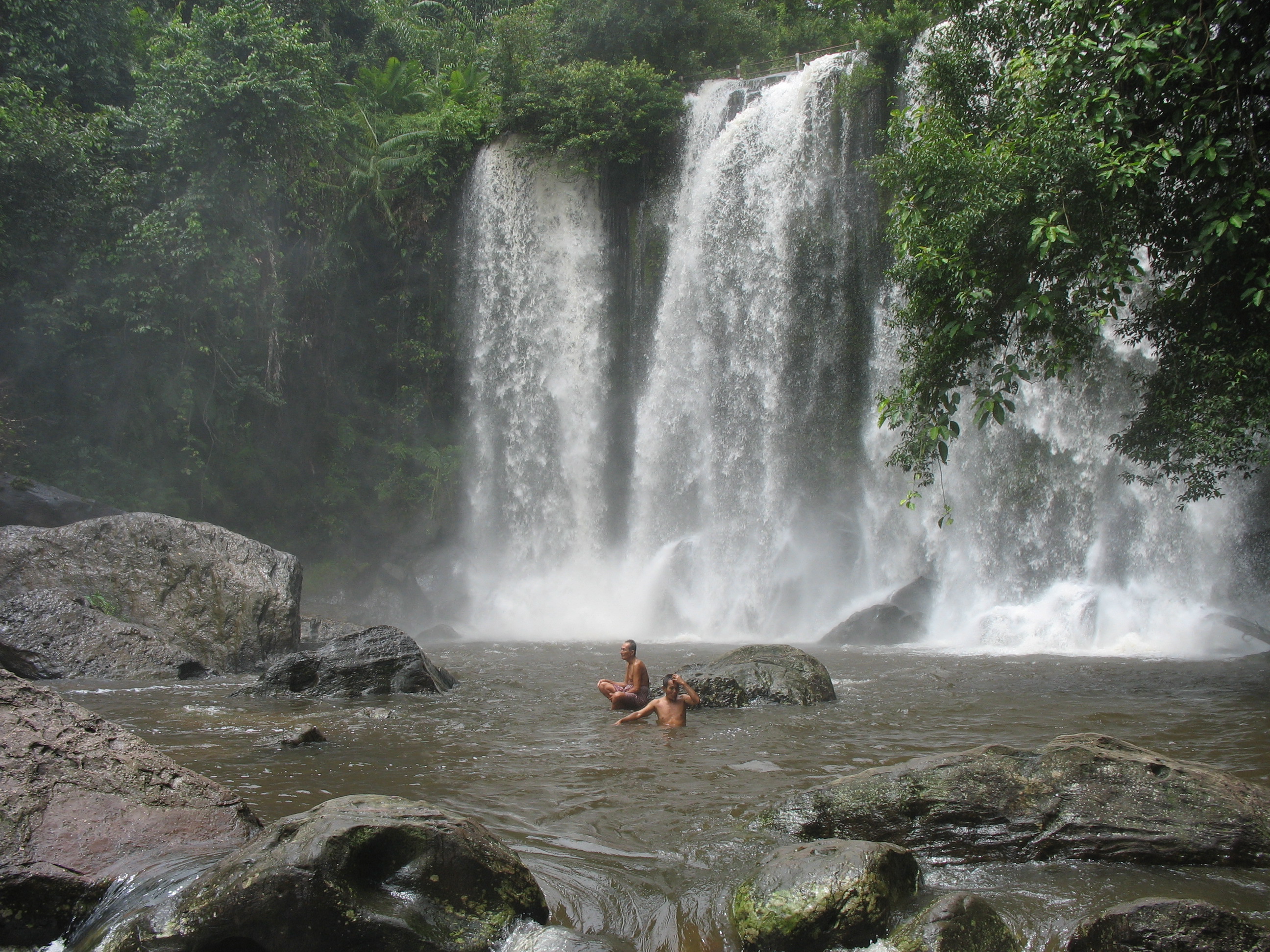 La cascata all'interno del parco di Phonm Kulen, Cambogia