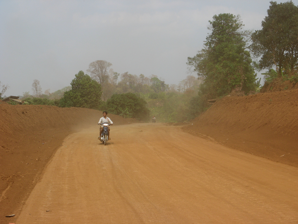 le strade di terra rossa della provincia di Ratanakiri, Cambogia