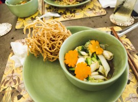 cucina tradizionale vietnamita: noodles fritti con calamaro e verdure