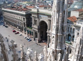 L'arco trionfale d'imbocco della Galleria Vittorio Emanuele II di Milano visto dal tetto del Duomo di Milano
