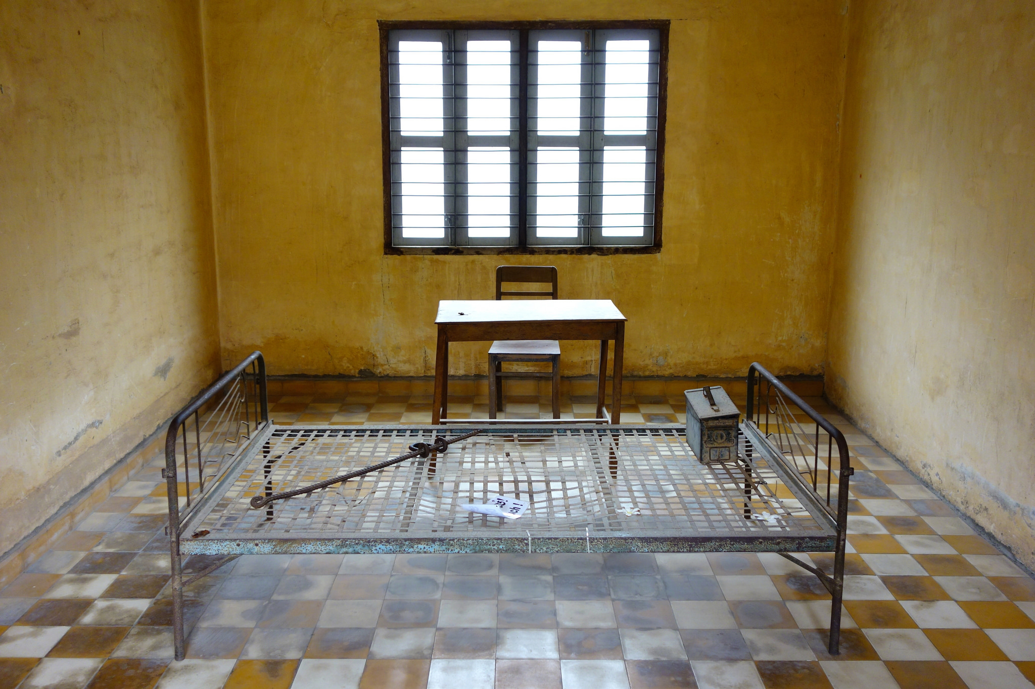 Una delle stanze delle torture nella prigione di Tuol Sleng, Phon Penh