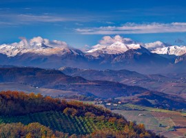 Paesaggio e montagne viste da Montalto, nelle Marche