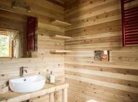 Bagno rivestito in legno naturale nella casa sull'alberoa Pamaparato, in provincia di Cuneo, Piemonte