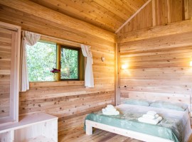 Camera da letto in legno naturale nella casa sull'alberoa Pamaparato, in provincia di Cuneo, Piemonte