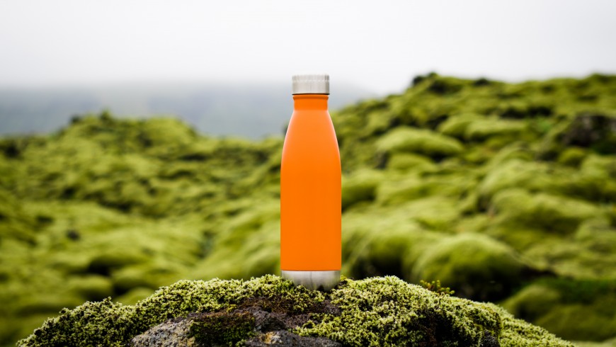 Bottiglia ecosostenibile, foto di Martin Sanchez via Unsplash