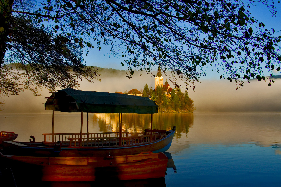 La tipica barca di legno di Bled, con la quale è possibile attraversare il lago e raggiungere l'isola