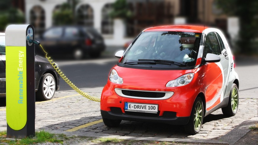 Ricarica di un'auto elettrica rossa