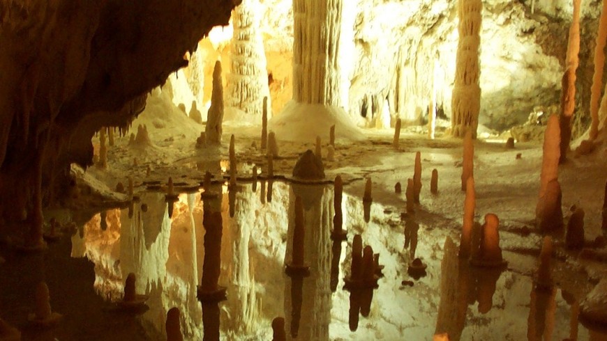 Le Grotte di Frasassi, un paradiso di stalattiti e stalagmiti, meraviglie nascoste foto di Wikimedia Commons