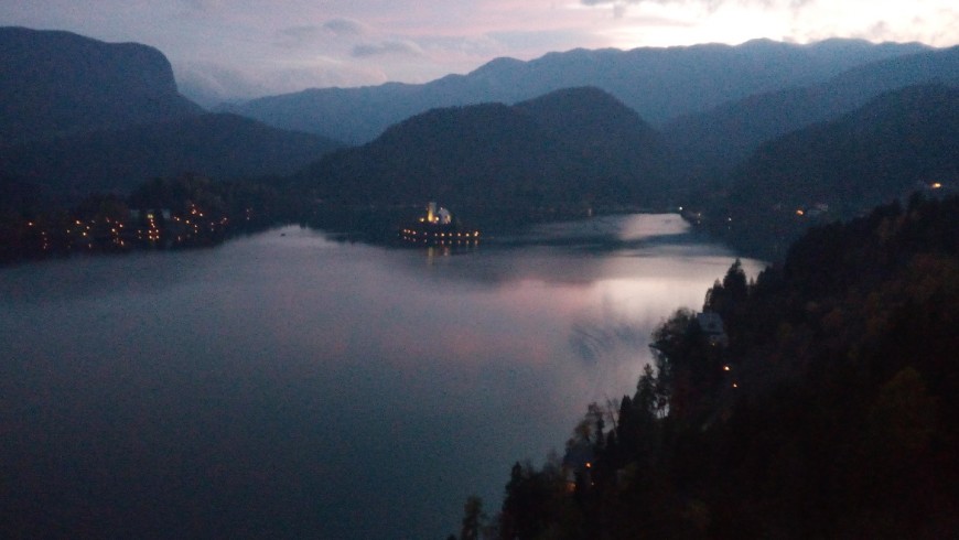 Paesaggio sul lago al tramonto dall'alto del castello di Bled