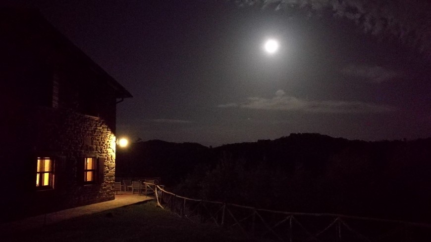 Notte di luna piena e silenzio all'agriturismo Guinzano, Umbria