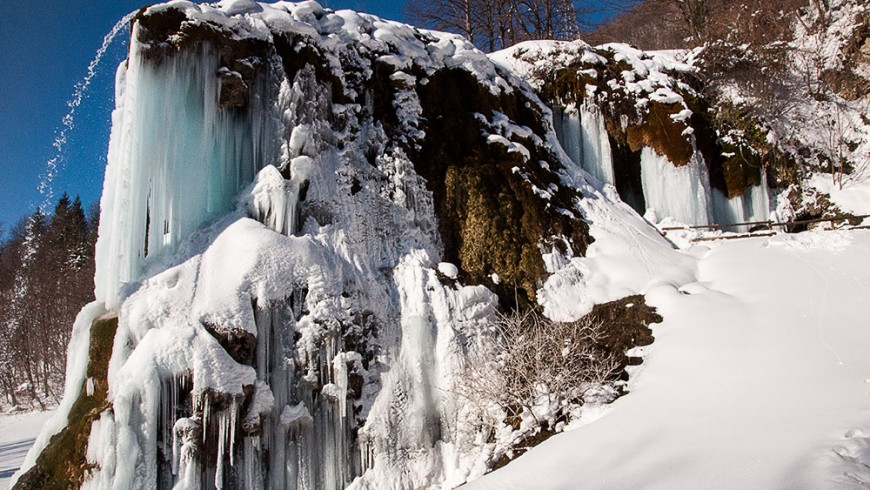 Vista invernale delle Grotte di Labante, Castel D'Aiano, foto di Wikimedia Commons