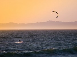 Kite surf, foto di Tim Martin via Unsplash