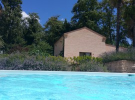 Agriturismo La Curtis, piscina e casa immersa nel verde, a Montalto nelle Marche