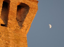 Torre con luna: Albergo Diffuso Torre della Botonta - Castel Ritaldi - Perugia.