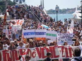 Troppi turisti a Venezia, protesta lungo i canali