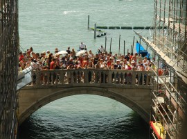 Ponte invaso dai turisti a Venezia
