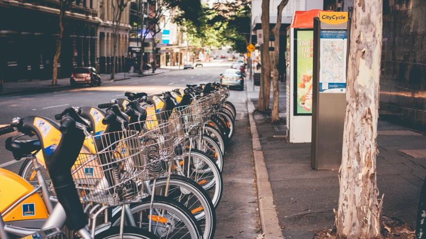 A seguito dell'approvazione della legge sulla mobilità ciclistica, verranno garantiti maggiori servizi di parcheggio e sicurezza anti-furto per bici, foto di Zachary Staines via Unsplash