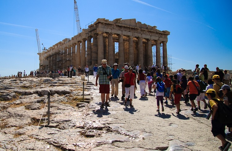 Turisti al Partenone. Qual'è l'impatto ambientale dei turisti?
