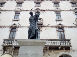Statua dello scrittore croato Marko Markovic.