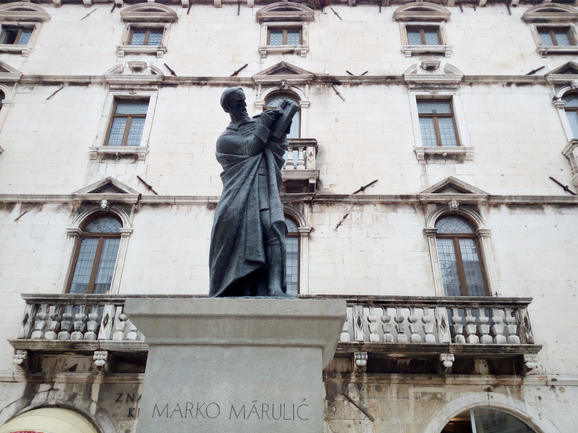 Statua dello scrittore croato Marko Markovic.